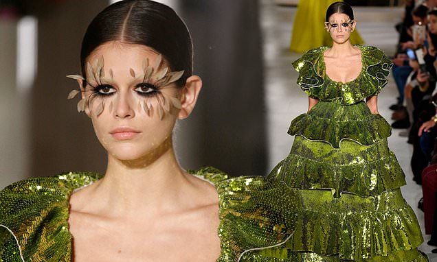 Con gái 17 tuổi của siêu mẫu Cindy Crawford gợi cảm nổi bật trên sàn diễn