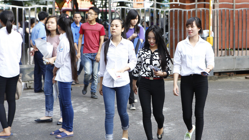 Thí sinh sau giờ thi cao đẳng năm 2014 ở Hà Nội. Ảnh: Như Ý