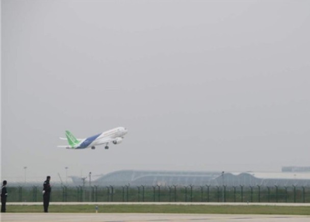 Máy bay hành khách C919 đầu tiên của Trung Quốc cất cánh. Ảnh: Tân Hoa xã