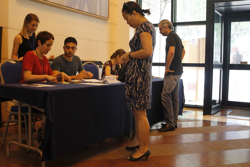 Cử tri tham gia bầu cử Tổng thống Pháp tại điểm bỏ phiếu Đại sứ quán Cộng hòa Pháp ở Hà Nội. Ảnh: Tùng Dương