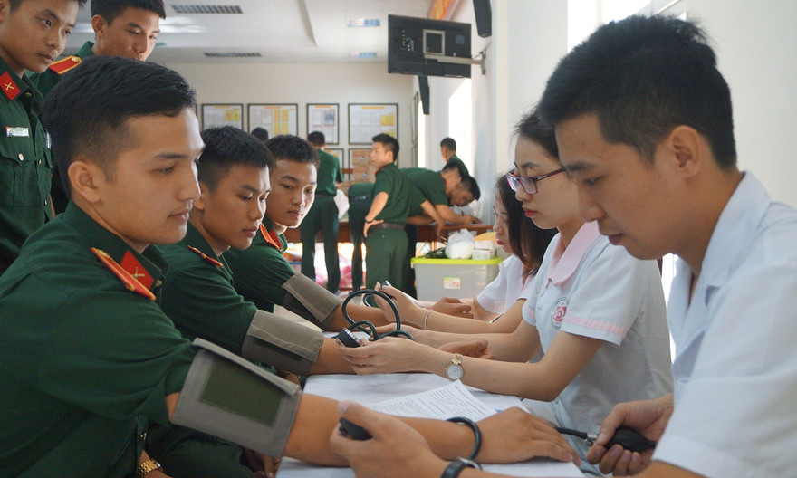 Đo huyết áp, làm xét nghiệm trước khi cho máu.