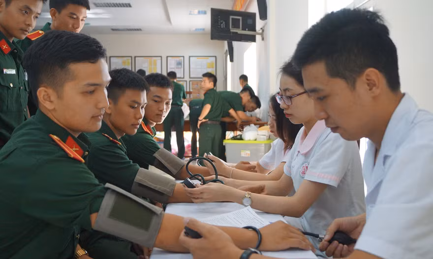 Đo huyết áp, làm xét nghiệm trước khi cho máu.