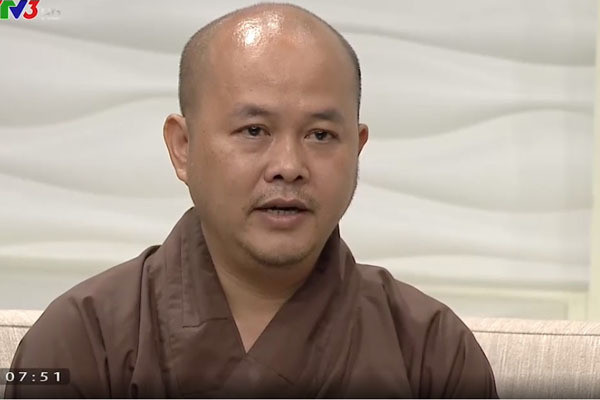 Đại đức Thích Bản Hoan trong chương trình Cà phê sáng hôm 23/3. Ảnh chụp màn hình