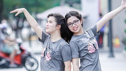 Thủ khoa khối D năm 2016 - Nguyễn Thu Trang (bên phải)