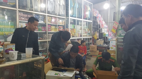 Lực lượng công an tiến hành khám xét cửa hàng chứa 'hàng nóng”. Ảnh: C.A.