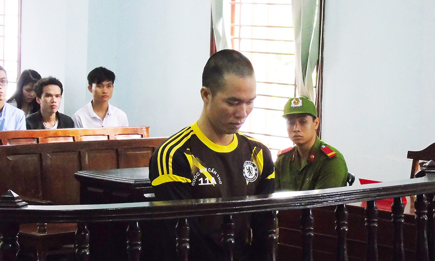 Bị cáo Nguyên trước vành móng ngựa (Ảnh: Kim Hà).