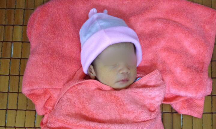 Bé gái kiên cường dù ở trong bụng mẹ hôn mê hơn 30 ngày.