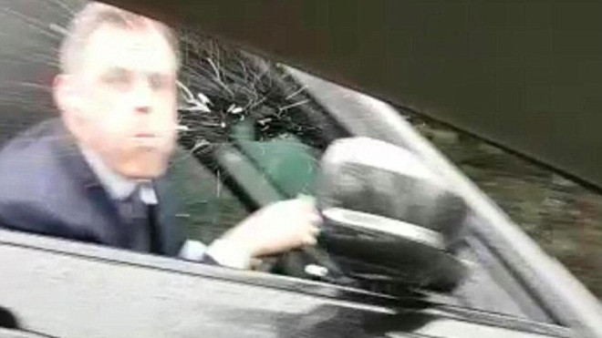 'Phun mưa' vào CĐV M.U, huyền thoại Liverpool gặp họa lớn