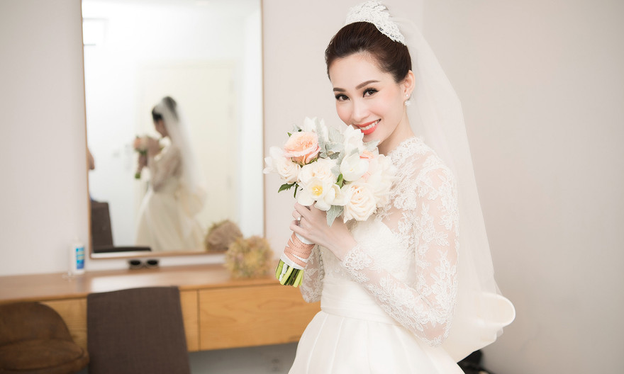 Cận cảnh váy cưới tinh khôi đính đá Swarovski của Hoa hậu Thu Thảo