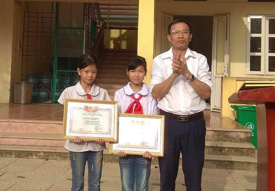 Cô học trò nghèo lớp 4 nhặt được ví tiền, laptop tìm người trả lại nhận được giấy khen của trường Tiểu học Cẩm Lĩnh