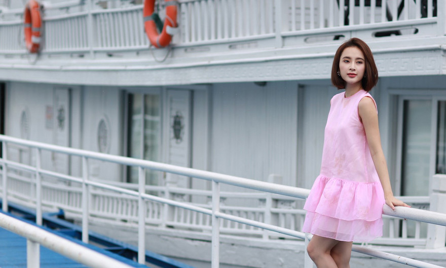 Angela Phương Trinh xinh tươi trên du thuyền triệu đô
