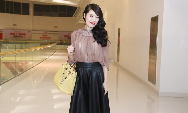 Quế Vân mặc xuyên thấu, xách túi 300 triệu đi xem phim