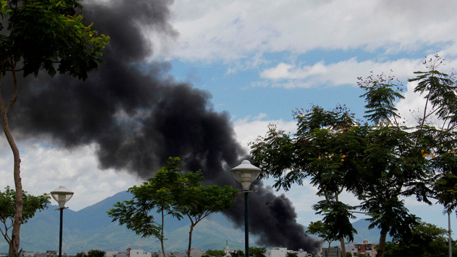  Cột khói bốc lên ngùn ngụt. Ảnh: Thanh Trần.