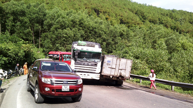 Hiện trường vụ tai nạn liên hoàn gây kẹt xe qua đèo