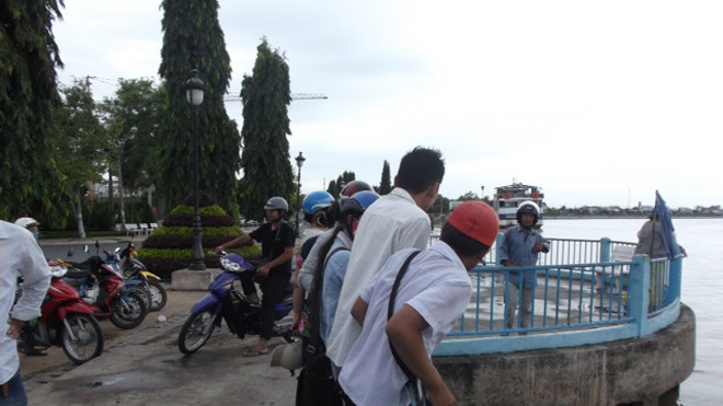 Hiện trường nơi người dân phát hiện ông Sang nhảy sông tự tử.