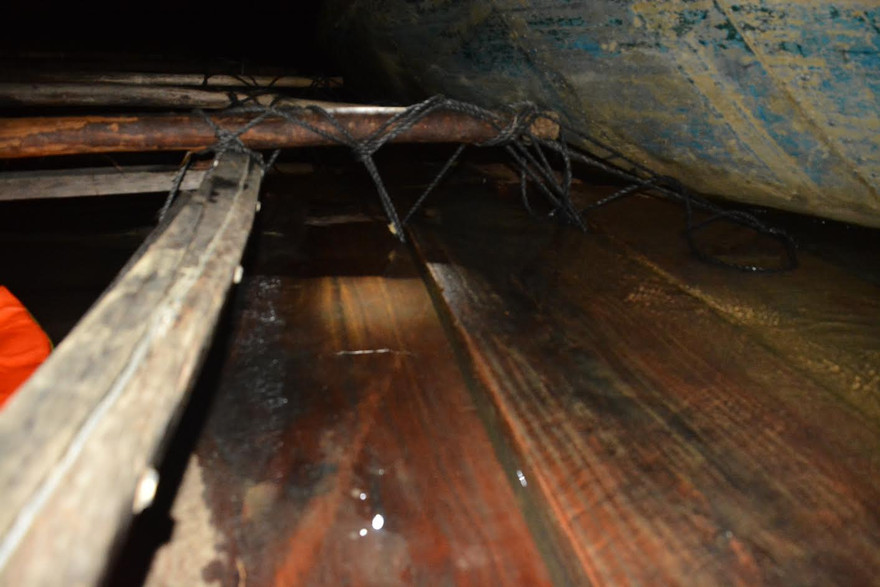 Gỗ lậu được kết thành bè và được cột bằng dây thừng vào hai bên thành ghe. 