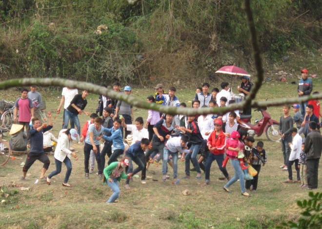 Mùng 6 Tết, về phiên chợ ném cà chua để lấy may