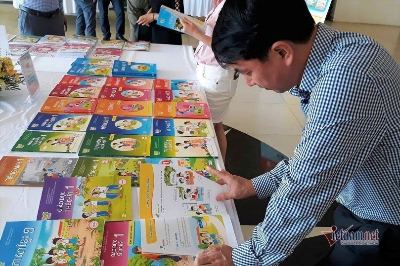 Các bộ sách giáo khoa lớp 1 được giới thiệu tại một hội thảo cuối tháng 11. Ảnh: Thanh Hùng