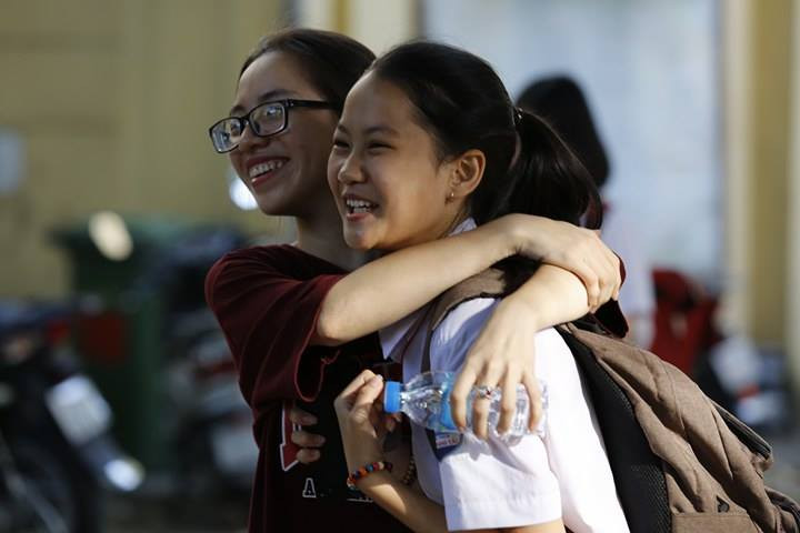 Thí sinh cười tươi ra khỏi phòng thi môn Toán. Ảnh: Như Ý