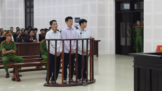 Tại tòa, các bị cáo đều thành khẩn khai nhận hành vi phạm tội. Ảnh: Giang Thanh