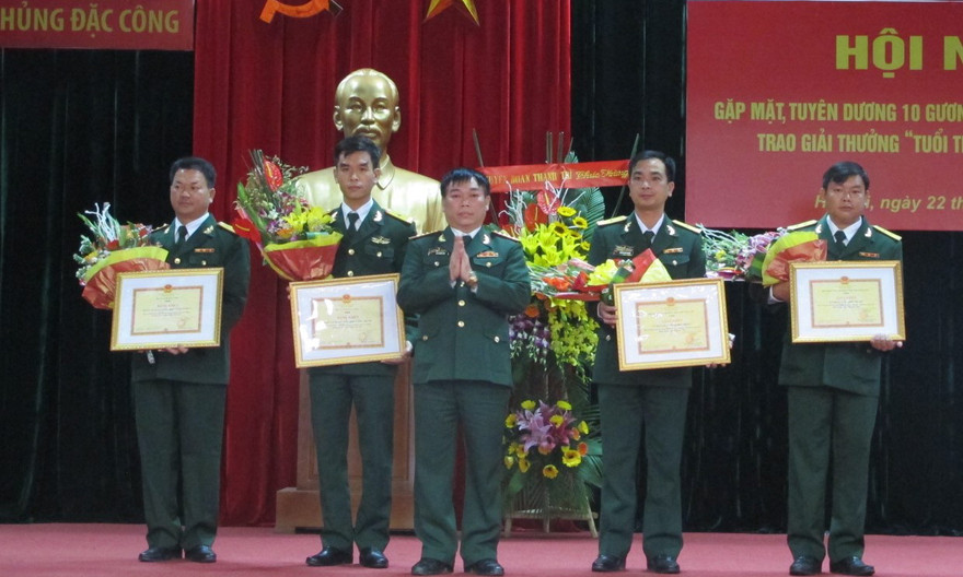 Đại diện lãnh đạo, chỉ huy Binh chủng Đặc công trao thưởng cho các tác giả có sáng kiến cải tiến kỹ thuật chất lượng tốt.