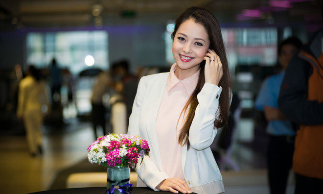 Jennifer Phạm kín mít từ đầu đến chân vẫn quyến rũ