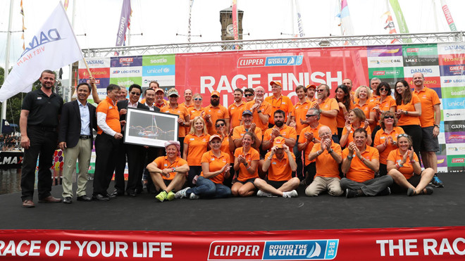 Đội thuyền Đà Nẵng – Việt Nam tại lễ bế mạc cuộc đua. Ảnh: Sở TT&TT Đà Nẵng cung cấp. 