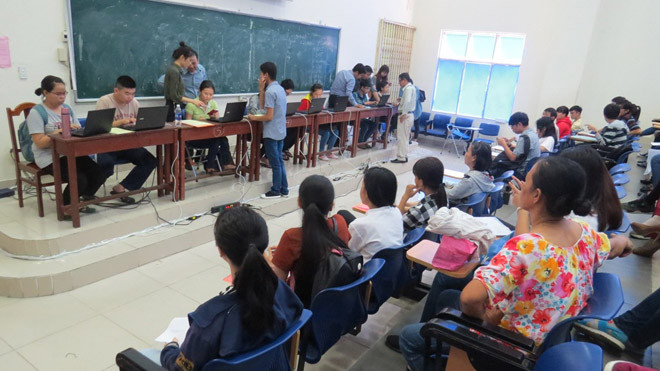 Thí sinh đến nộp hồ sơ tại trường ĐH Sư phạm TPHCM sáng 1/8.