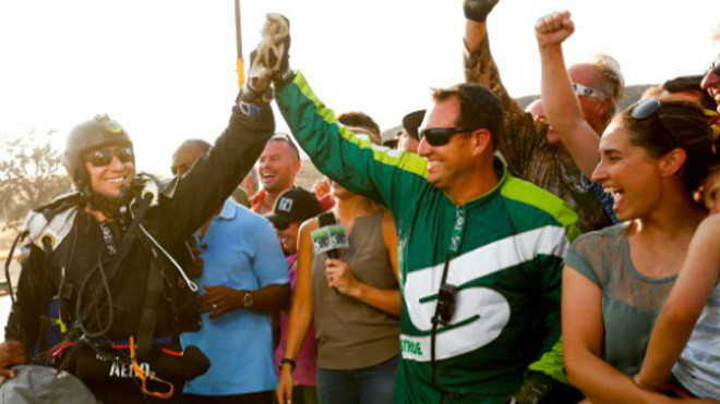 Luke Aikins (áo xanh) vui mừng khi thực hiện thành công cú nhảy. Ảnh: AFP