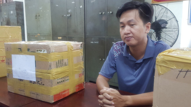 Nghi can Tuấn tại cơ quan điều tra. Ảnh CA