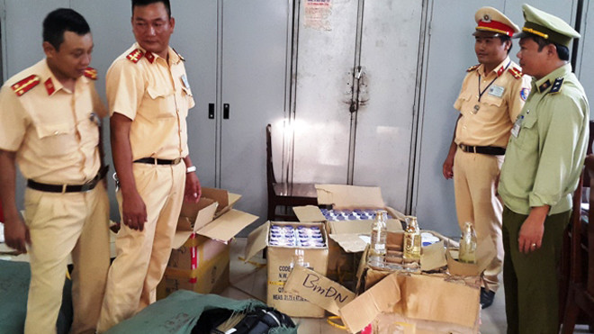 Bàn giao lô hàng cho cơ quan Quản lý Thị trường TT-Huế tiếp tục xử lý theo quy định.