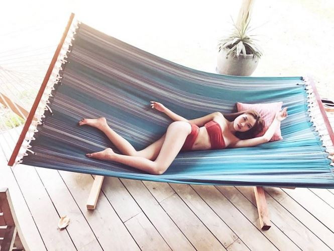 Showbiz 30/3: Vẻ quyến rũ của nữ MC có chân 1m1 dài nhất VTV