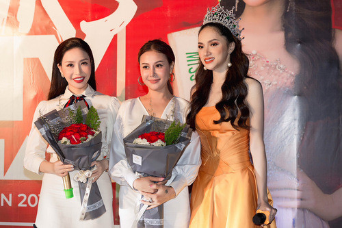 Người đẹp tặng hoa cảm ơn những đối tác, bạn bè đã giúp mình đi thi. 