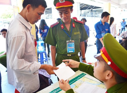 Sinh viên Học viện Cảnh sát Nhân dân hướng dẫn đường đi cho người nhà sĩ tử về dự thi kì thi THPT quốc gia sắp tới. Ảnh Thanh Hà