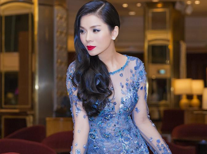 Lệ Quyên xinh đẹp quyến rũ trong bộ váy dạ hội xuyên thấu.
