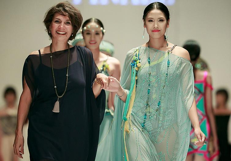 Nguyễn Thị Loan chuyên nghiệp làm vedette sàn catwalk.