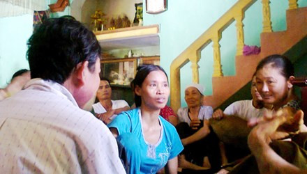 Bà Hoàng Thị Thu (ngồi giữa) đang khám chữa bệnh không phép. Ảnh: Phạm Nhài