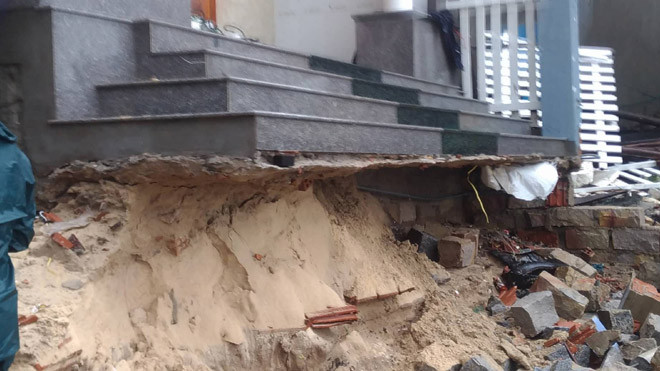 Trong tâm bão, người dân nức nở kể 'sáng ngủ dậy thấy mất nhà'