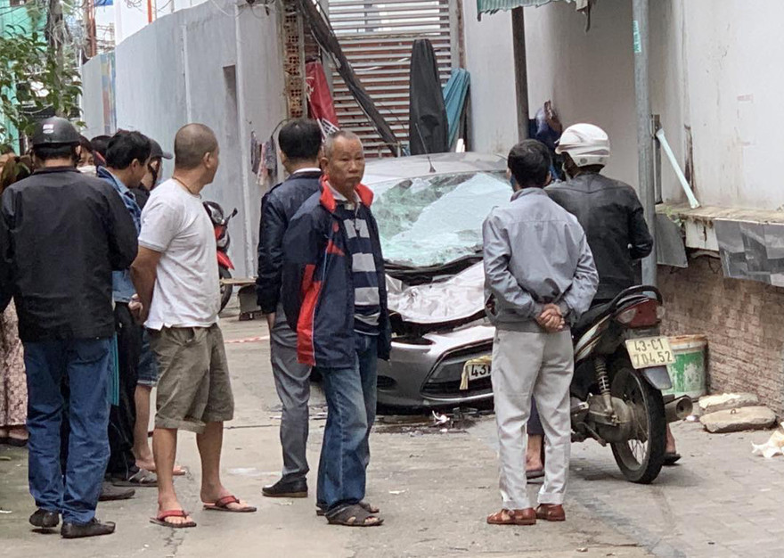 Nạn nhân được phát hiện bên cạnh xe ô tô bị hư hỏng