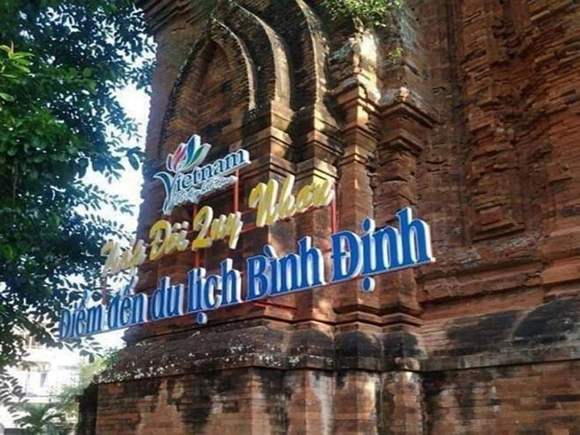 Khoan, đục tháp Chăm ngàn năm tuổi treo biển quảng bá du lịch gây phẫn nộ