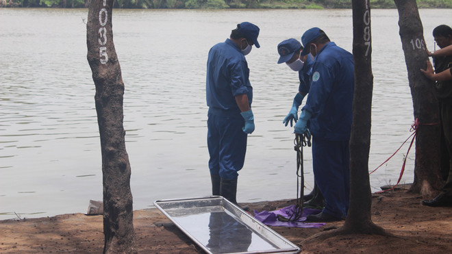 Lực lượng chức năng đưa thi thể về nhà xác