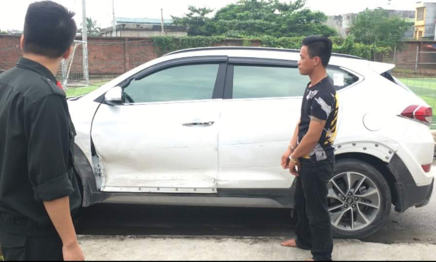 Đối tượng Đoàn Văn Thùy cùng chiếc xe vi phạm.