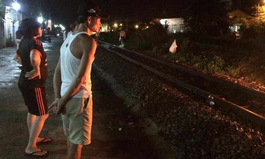 Hiện trường xảy ra vụ tai nạn. Người dân vẫn chưa hết bàng hoàng sau khi vụ tai nạn xảy ra. Ảnh: Thanh Trần.