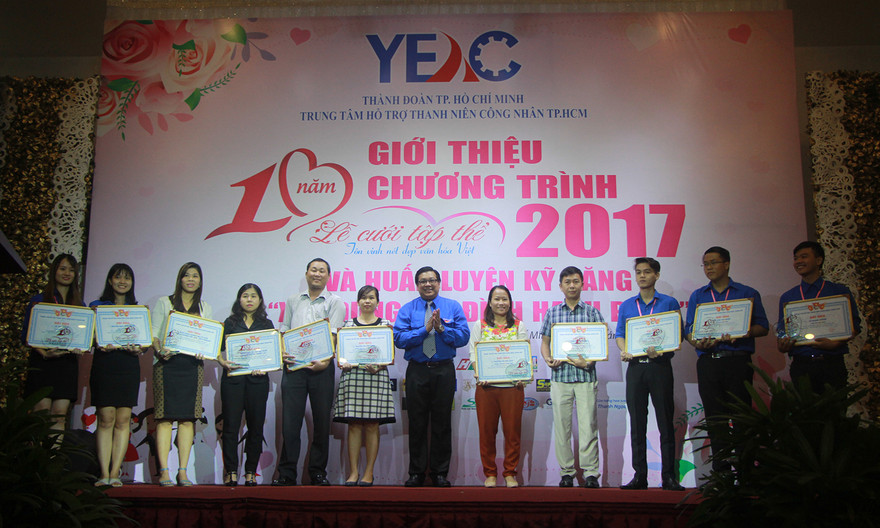 Tặng kỷ niệm chương cám ơn đối với những cá nhân, tổ chức đóng góp tích cực cho chương trình trong chặng đường đã qua.