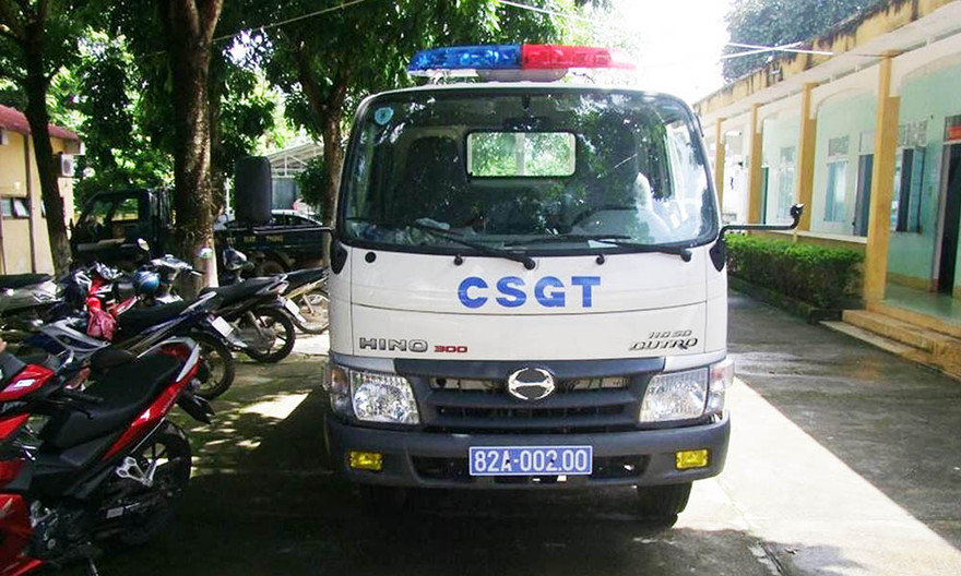 Xe tuần tra của lực lượng cảnh sát giao thông Kon Tum bị ném vỡ kính.