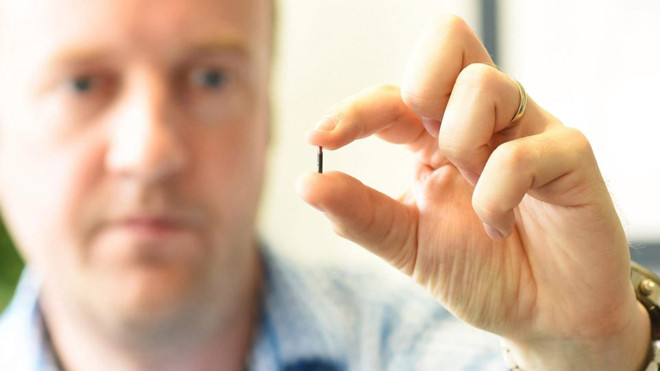  Steven Northam và con chip có kích thước cực nhỏ (Ảnh The Sun)