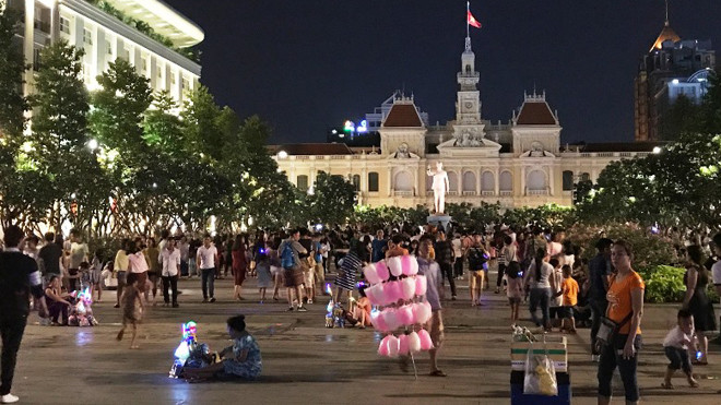 Mới đây, tại buổi làm việc của Chủ tịch UBND TPHCM Nguyễn Thành Phong với quận 1, ông Đoàn Ngọc Hải, Phó Chủ tịch UBND quận 1 cho biết hiện nay tuyến phố đi bộ Nguyễn Huệ trông rất nhếch nhác vì bị hàng rong bủa vây.