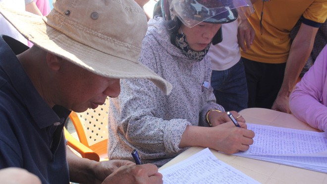 Trạm thu phí xả cổng tránh ùn tắc do người dân dùng tiền lẻ mua vé