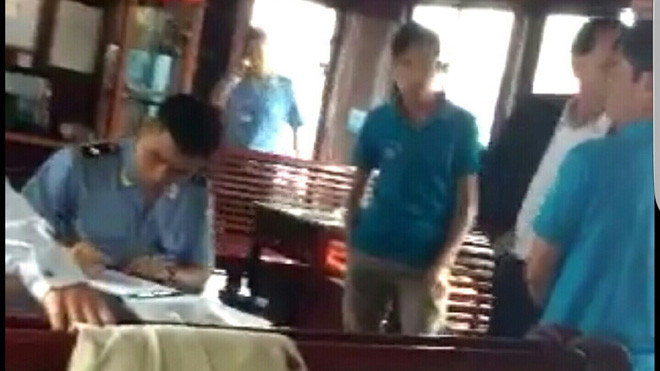 Cán bộ của đội kiểm tra, xử lý trên vịnh Hạ Long làm gián đoạn hơn 1 tiếng tham quan của du khách. (ảnh cắt từ clip)