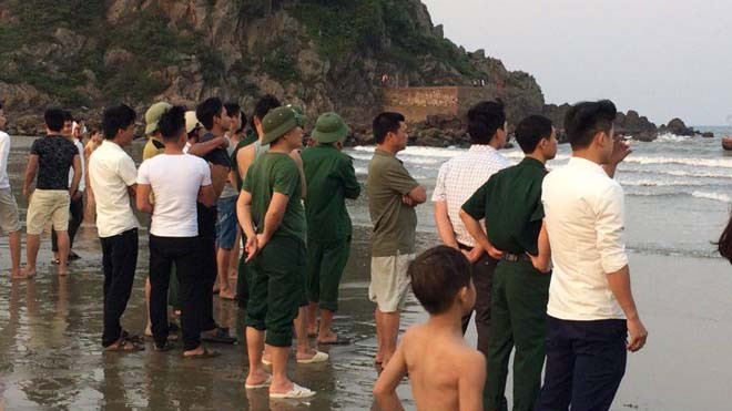 Người dân theo dõi lực lượng chức năng tìm kiếm hai nam sinh.